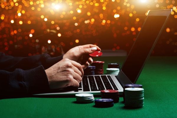 Filipino player installing Arena Casino Android app on a smartphone